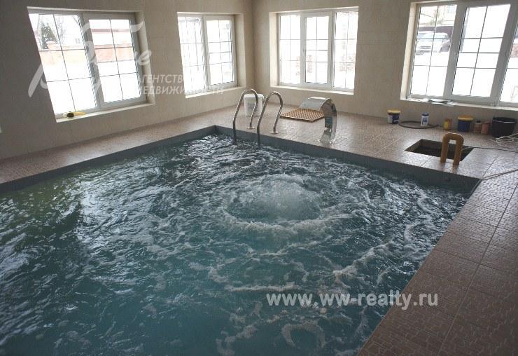 Бассейн с противотоком, водопадом, гейзером