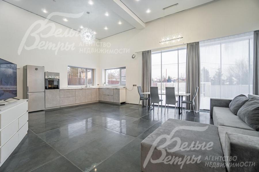 Большая и светлая кухня-гостиная 67.5 кв.м с панорамными окнами. 