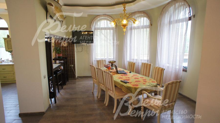 Кухня с зонированием барной стойкой.