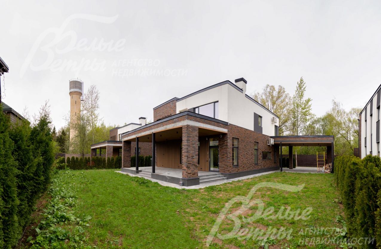 В доме на первом этаже: крытая просторная терраса, терраса с крыльцом, навес для двух автомобилей