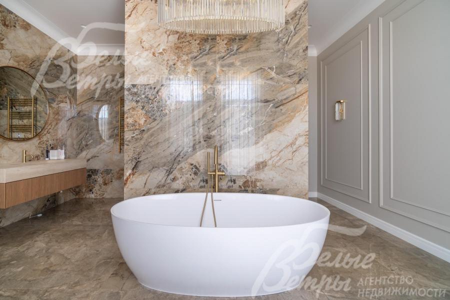 В санузле мастер-спальни - премиальная ванна из литьевого мрамора Salini (Италия)