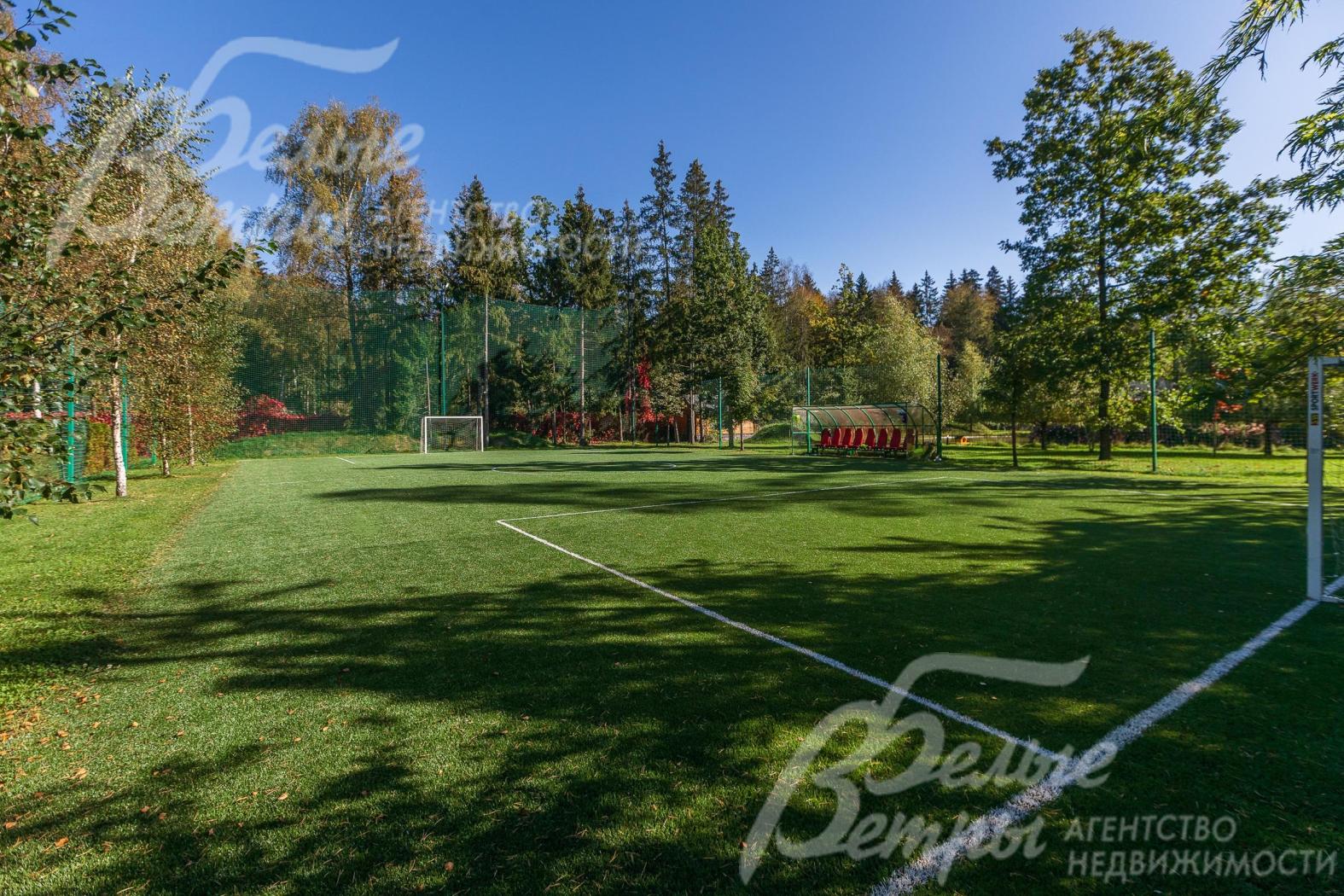 На участке есть собственное футбольное поле с искусственным газоном, высоким ограждением, освещением и трибуной, домиком с раздевалками, туалетом и душевыми