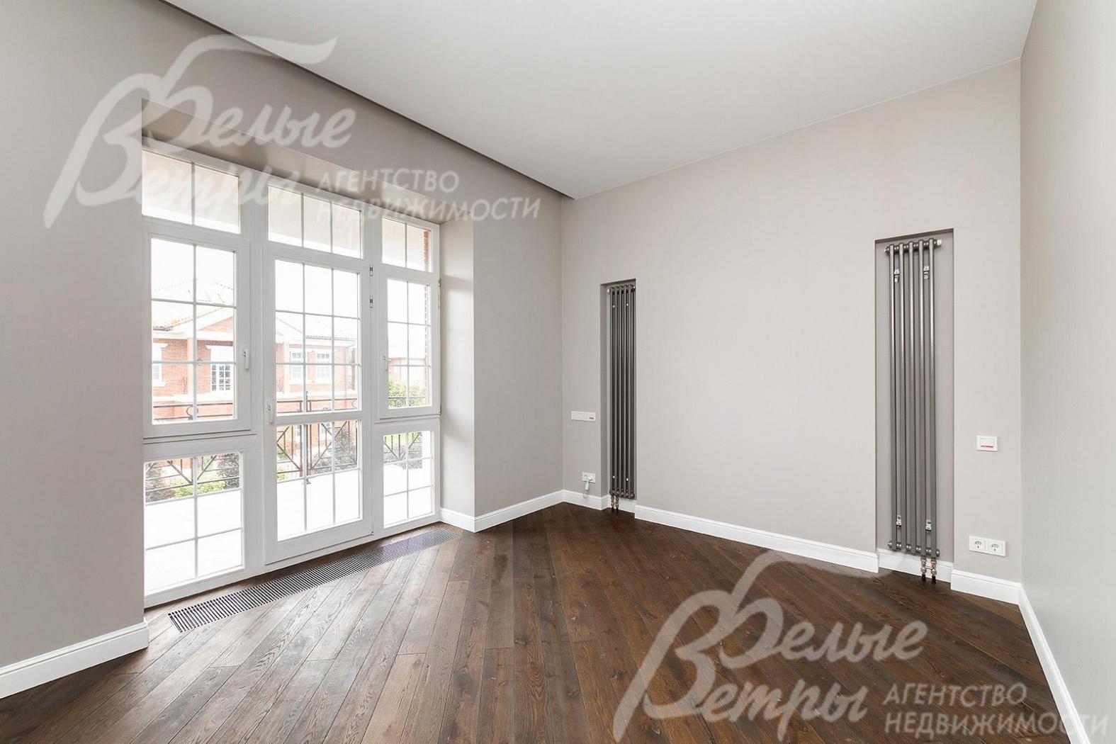 спальня с выходом на балкон