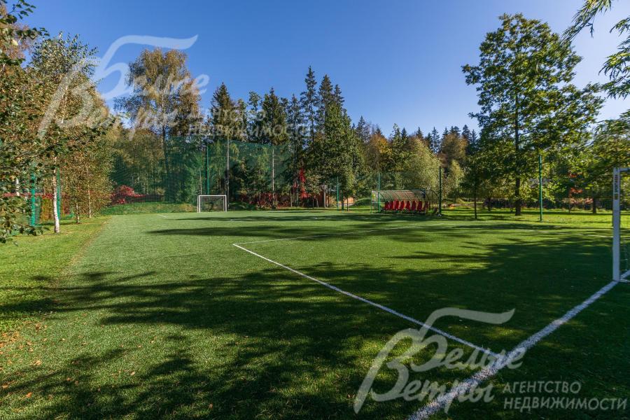 На участке есть собственное футбольное поле с искусственным газоном, высоким ограждением, освещением и трибуной, домиком с раздевалками, туалетом и душевыми