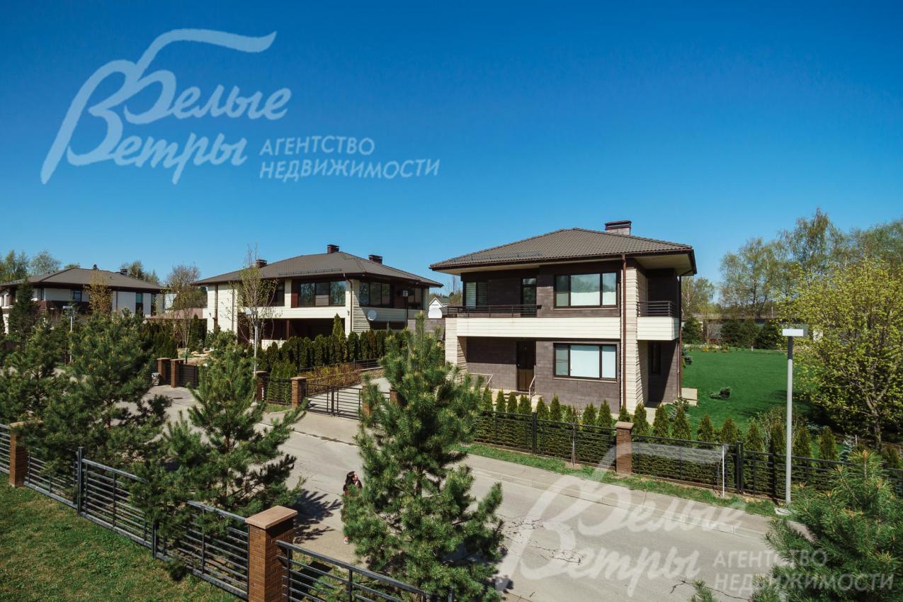 Живая изгородь из деревьев вокруг участков