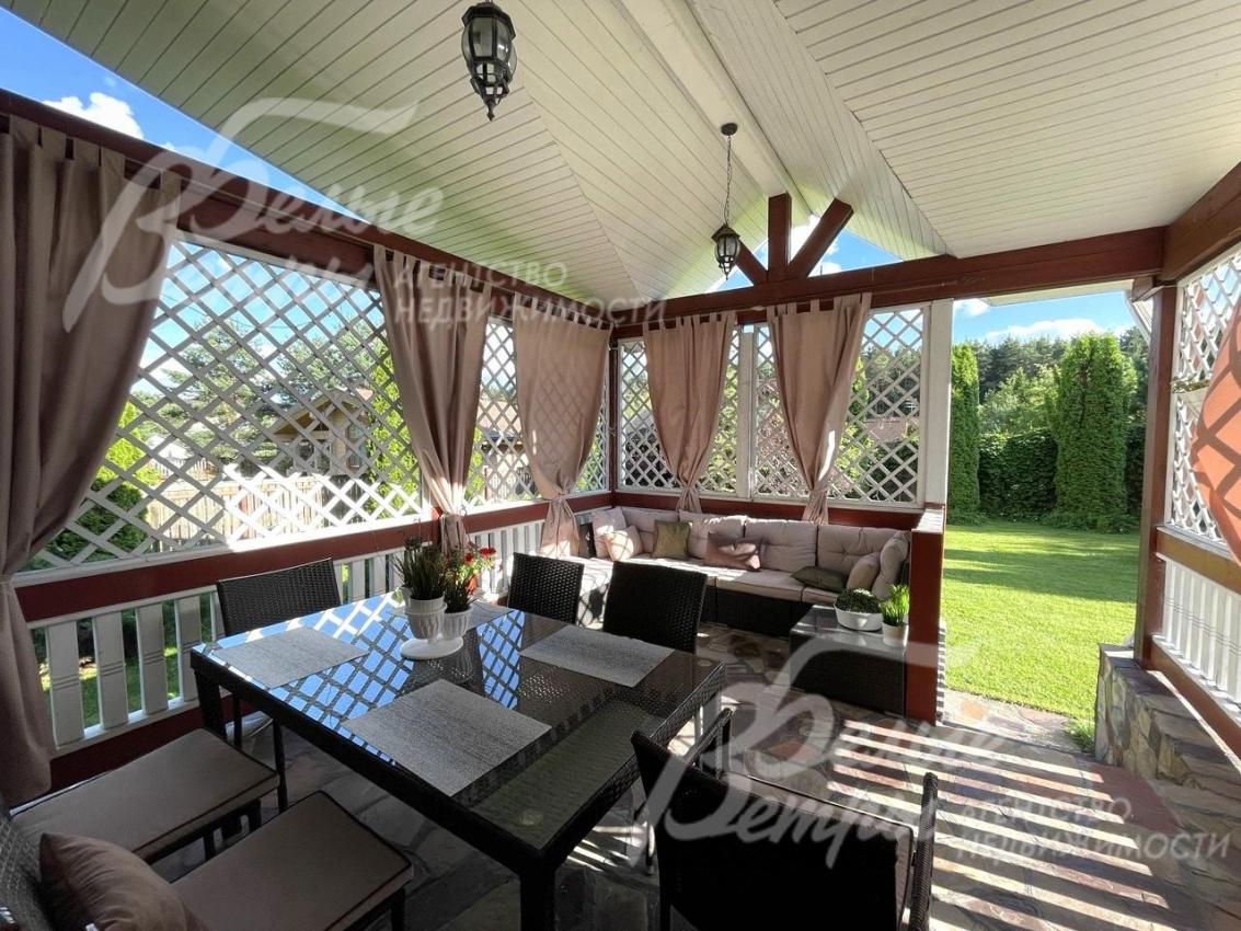 Зона отдыха на крытой веранде.
