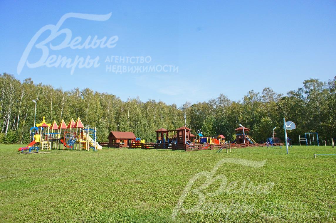 Детские игровые площадки на территории поселка.