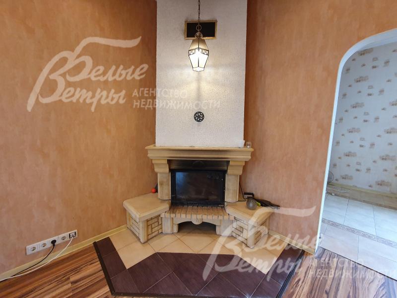 Дровяной камин в гостиной