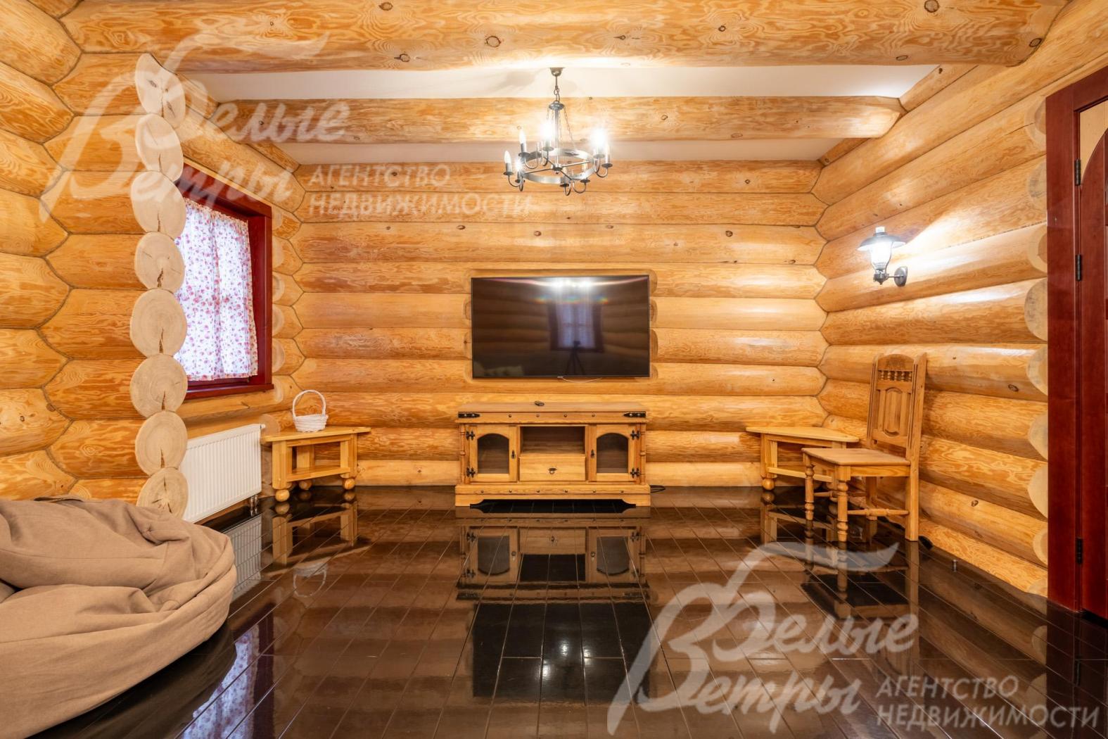 Зона гостиной на 1-м этаже. Дом отделан в едином национальном стиле «русская сказка» с применением материалов XXI века