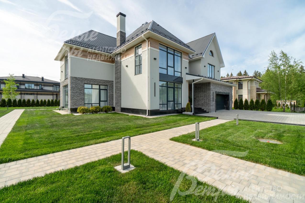 Участок находится в середине коттеджного посёлка