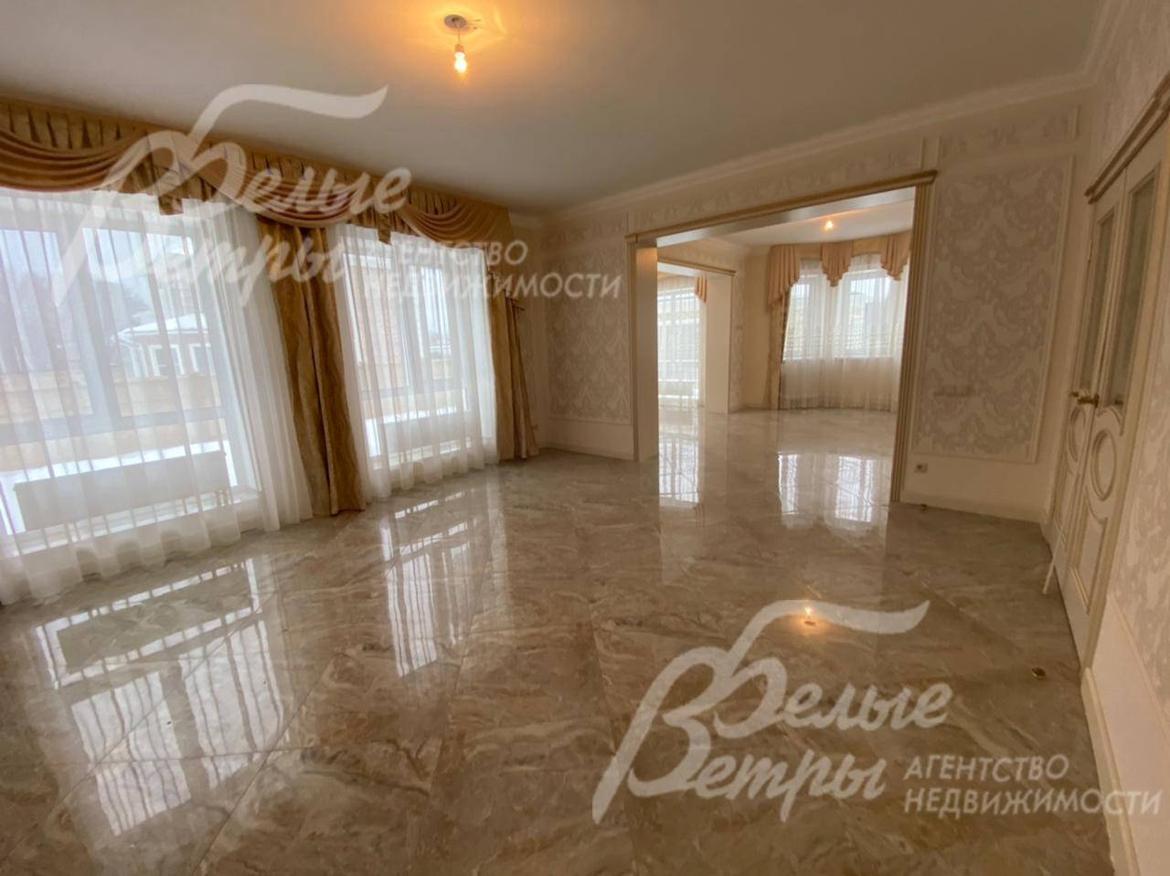 На окнах карнизы и роскошные шторы 