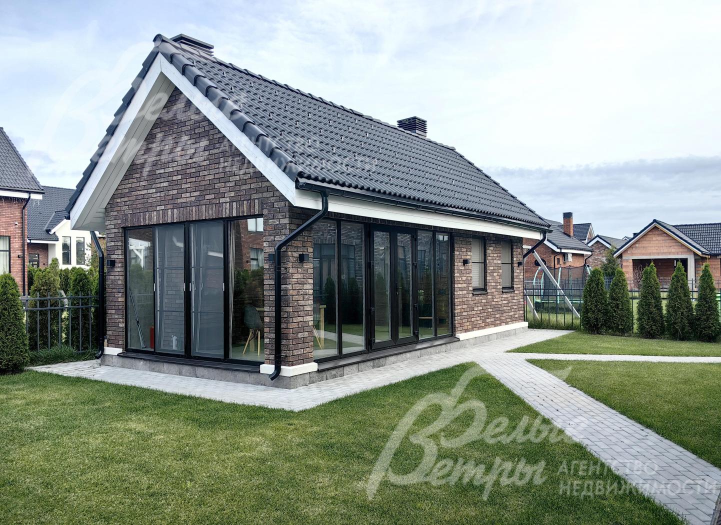 Отдельно стоящая баня в единой стилистике дома