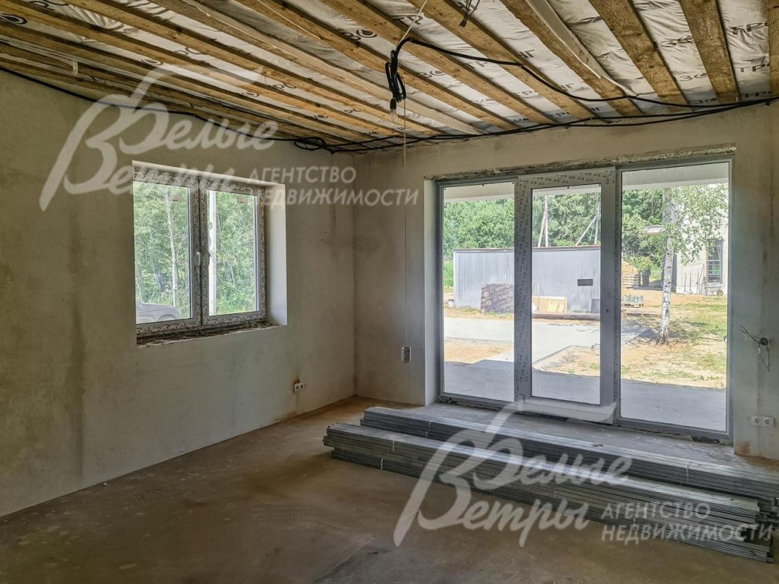 Из гостиной открывается панорамный вид на участок 