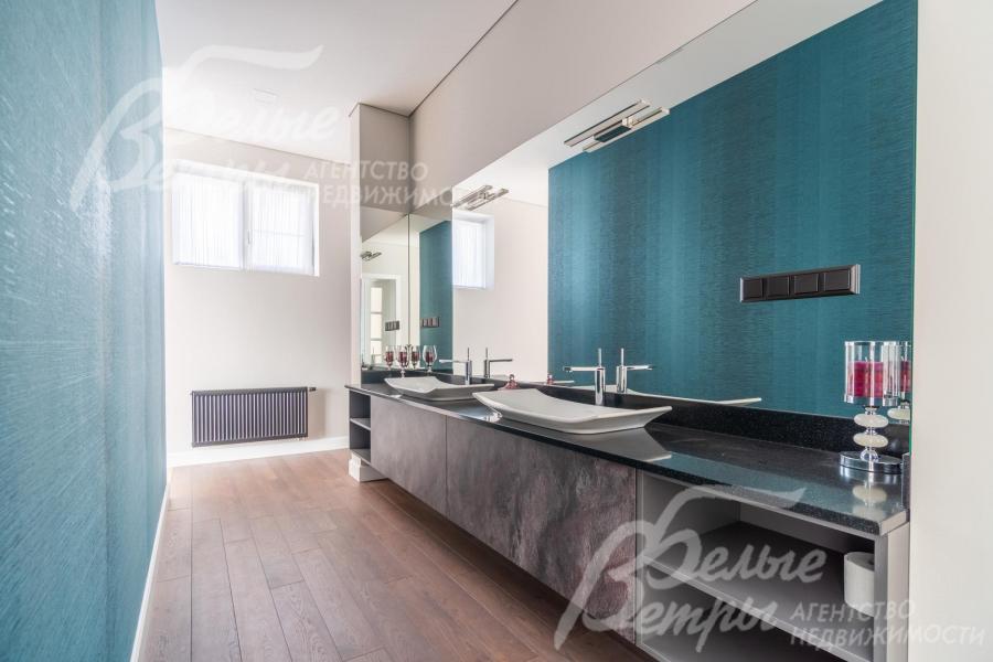 Санузел мастер-спальни с двумя раковинами, расположенными в отдельном от остальной части санузла пространстве