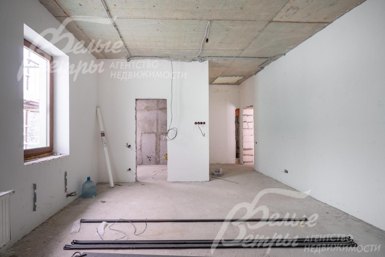 Дверные проёмы заложены высотой 2,2 м, что визуально увеличивает объём внутренних помещений