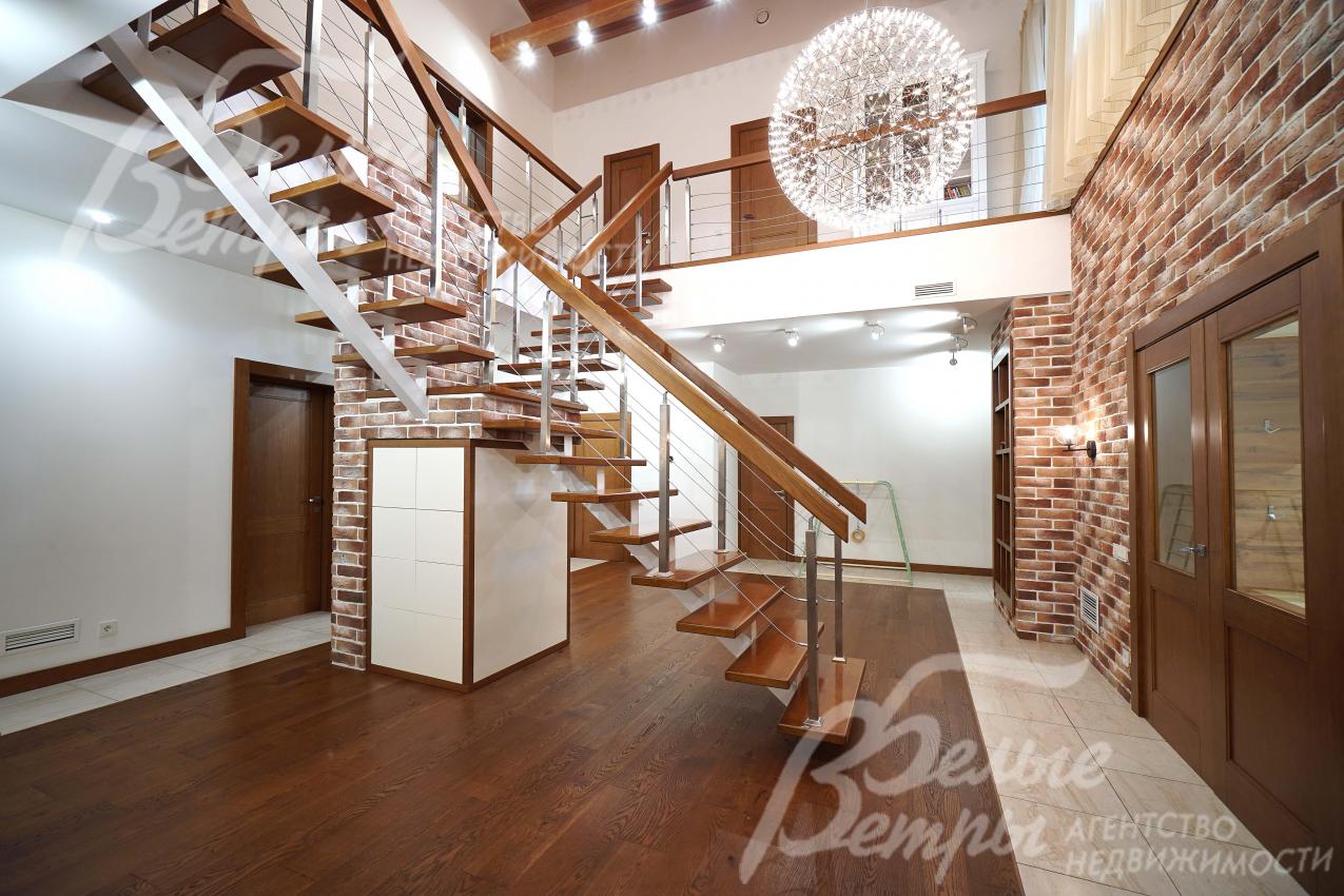 На второй этаж ведёт парящая лестница на открытом металлическом каркасе