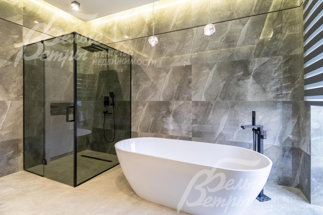 Отдельно стоящая ванна и душевая