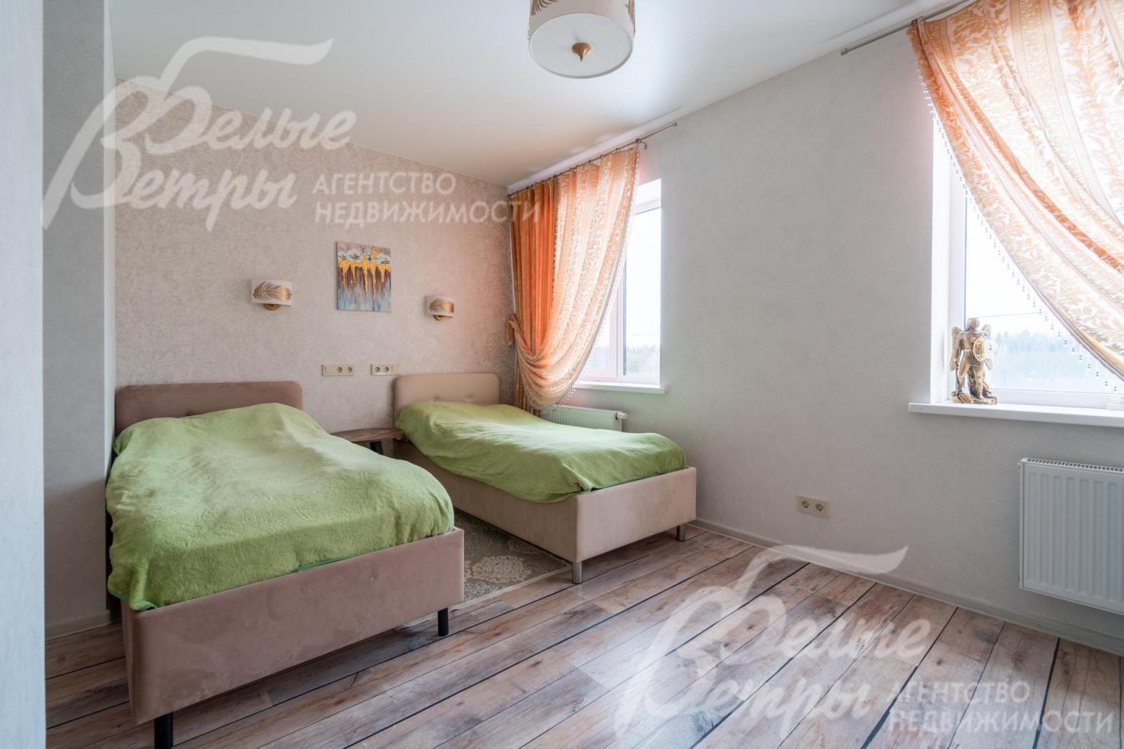 Одна из спален на 2-м этаже с двумя односпальными кроватями