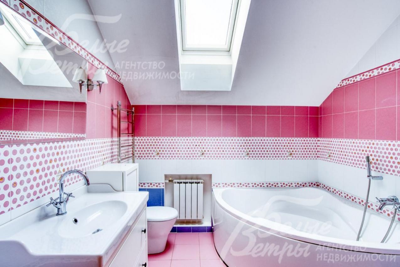 Просторный санузел с угловой ванной