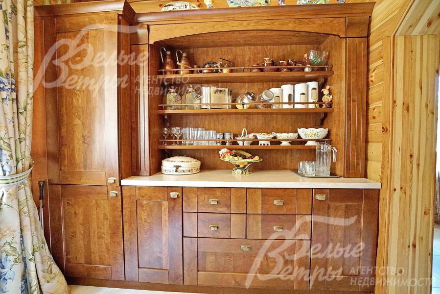 Фасады кухонной мебели из массива ореха. Столешница - искусственный камень