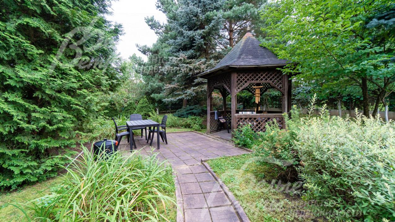 Деревянная беседка с зоной барбекю на участке