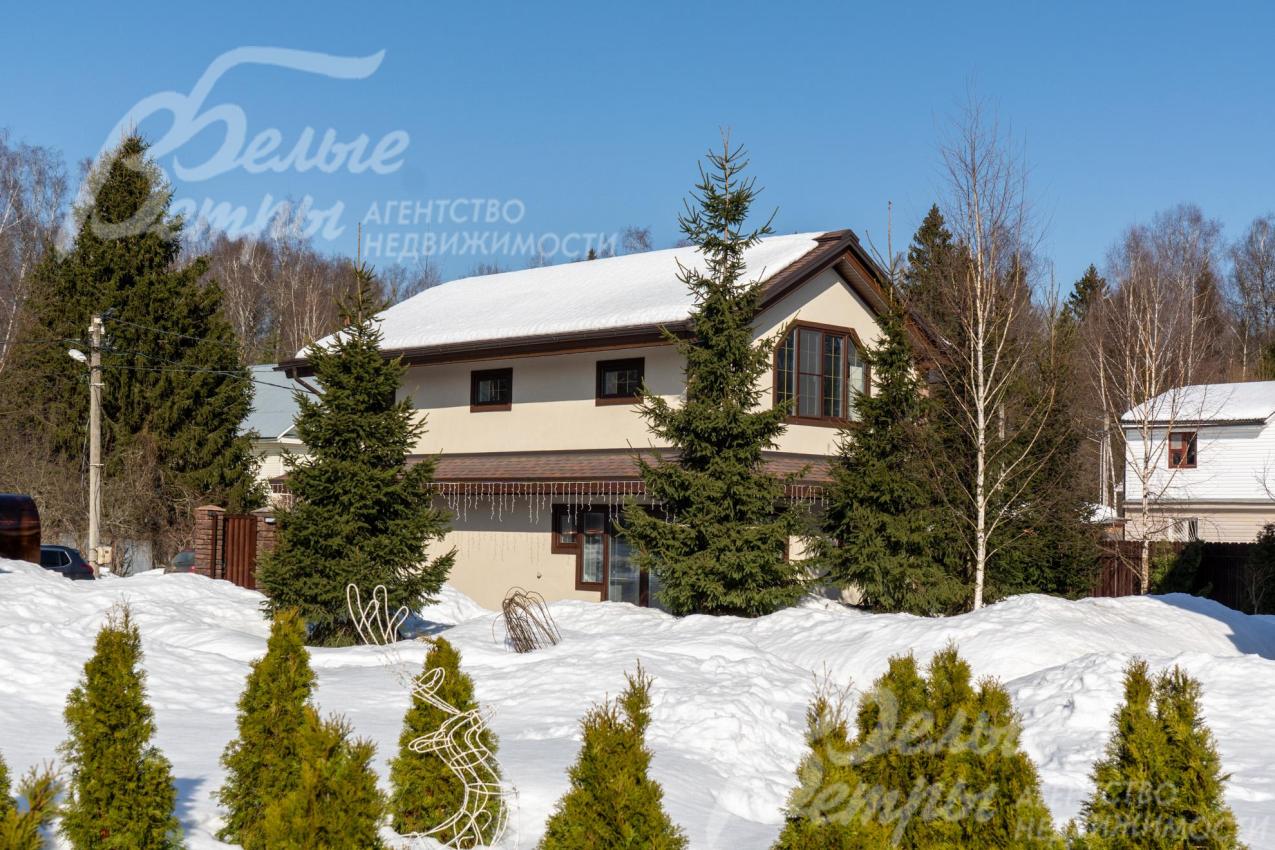 На участке высажены различные хвойные растения, в том числе 13 взрослых красивых елей