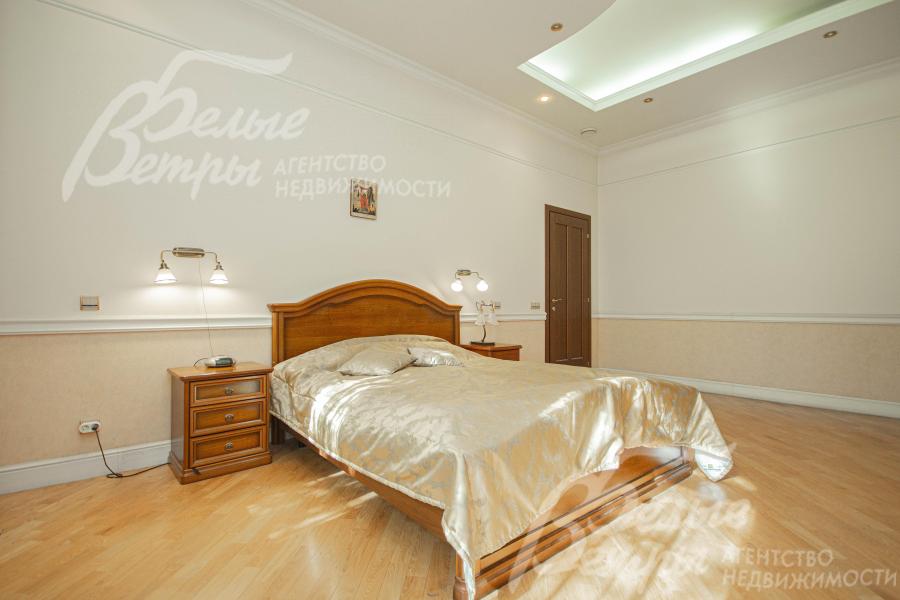 Главная спальня со своей большой ванной комнатой