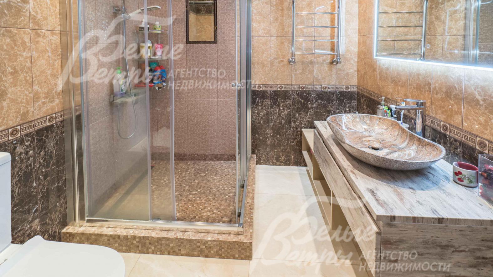 Санузел с душевой в спальне первого этажа