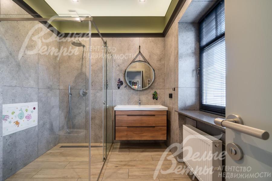 Санузел с окном и просторной душевой за стеклянной перегородкой