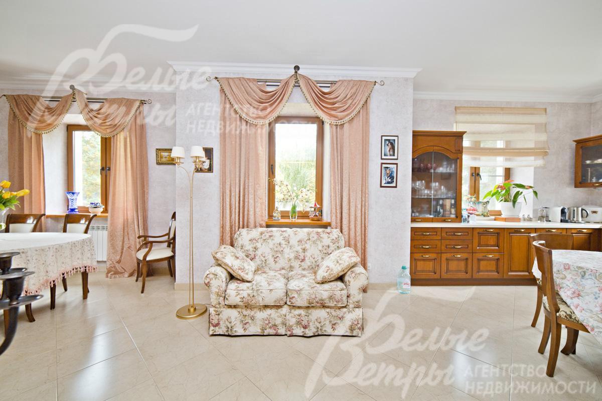 Кухня, объединенная со столовой, площадью 36 кв.м с выходом на терассу