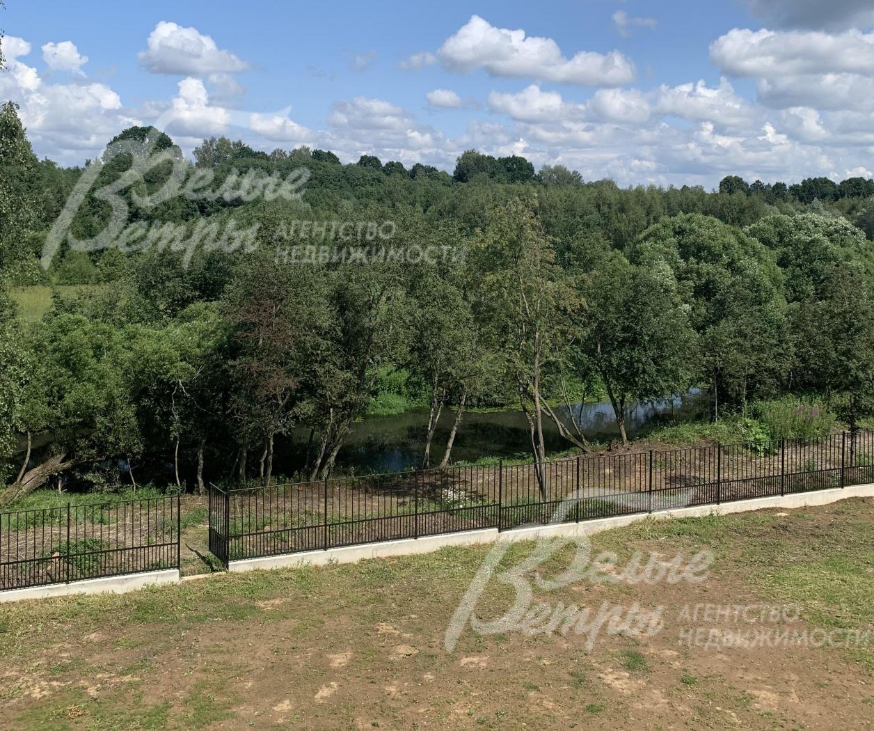 участок граничит с рекой