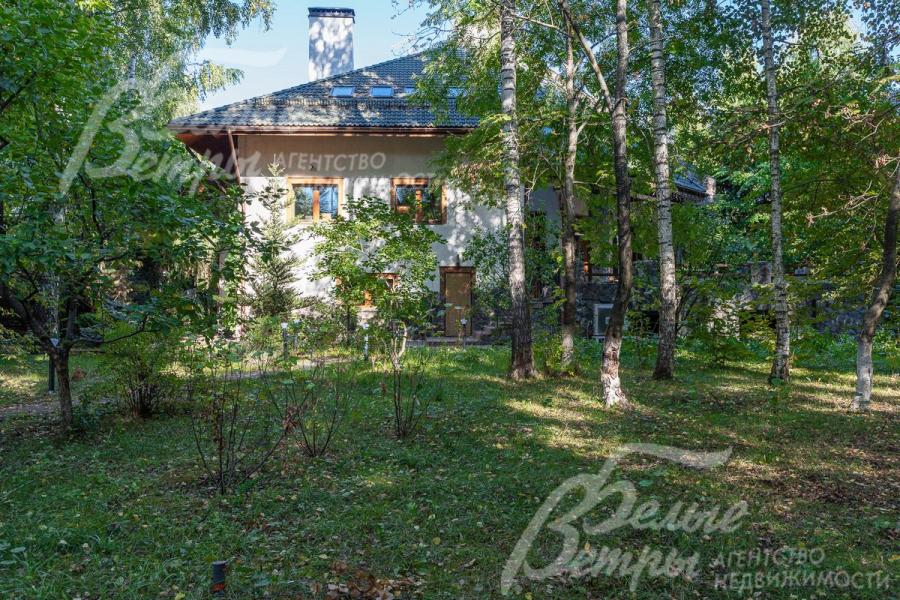 Растут сирень, магнолии, черешня, хвойные деревья