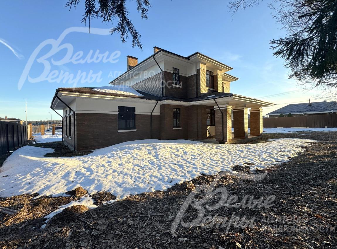 Дом стоит на большом участке (17,3 соток), подготовленном к реализации ландшафтного проекта