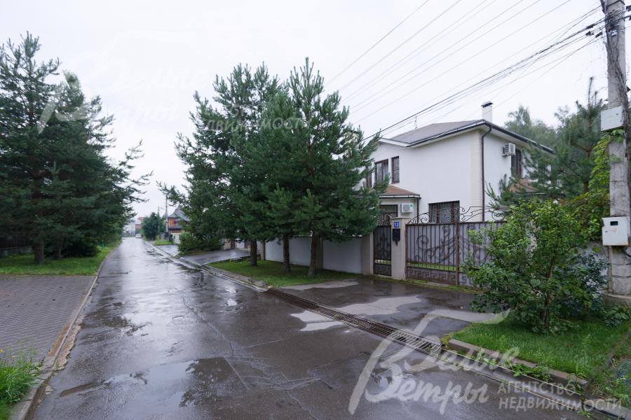 Участок расположен у леса по границе коттеджного посёлка