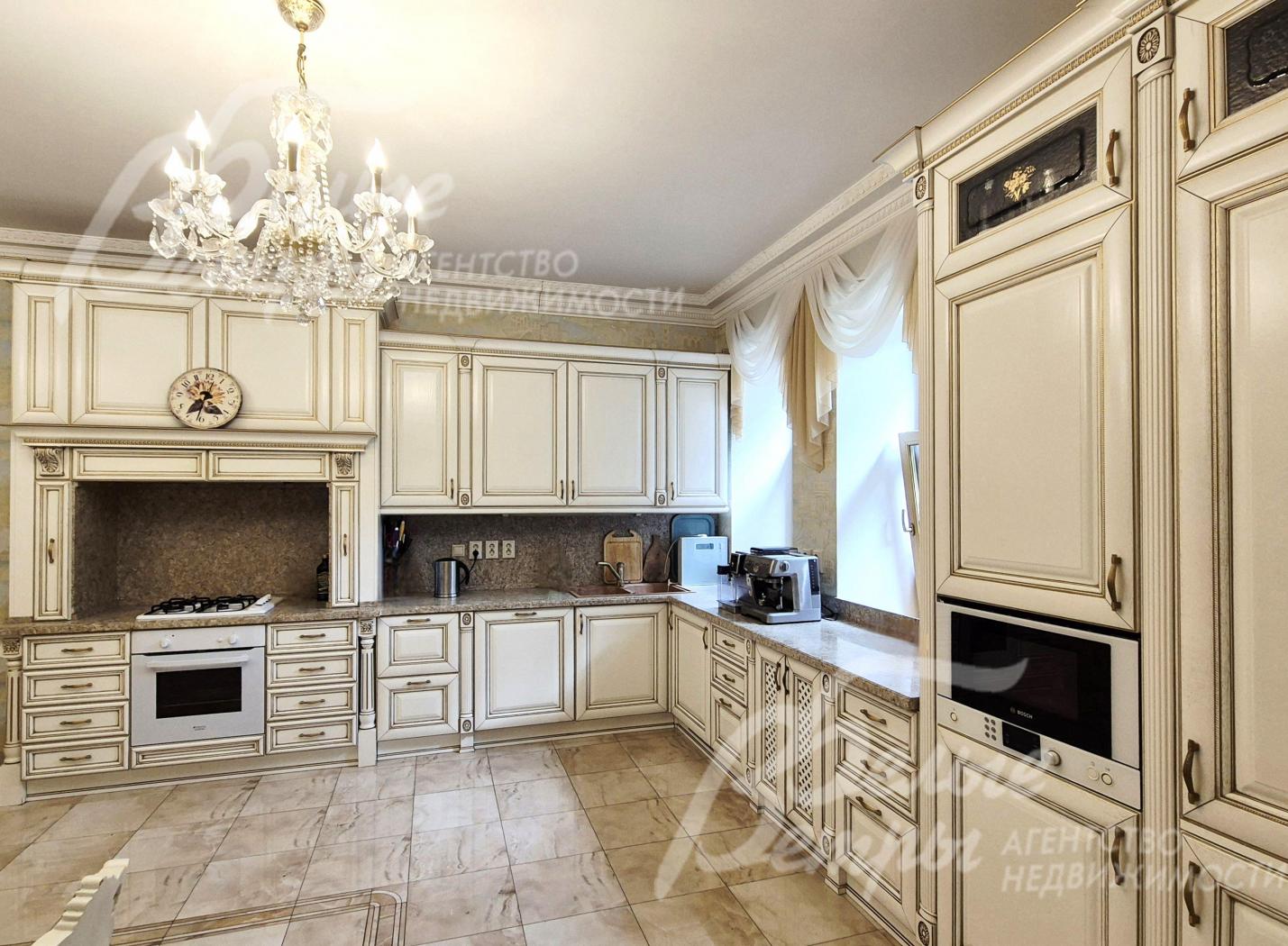 Кухонный гарнитур в классическом стиле со шпонированными фасадами и столешницей из камня (Италия).