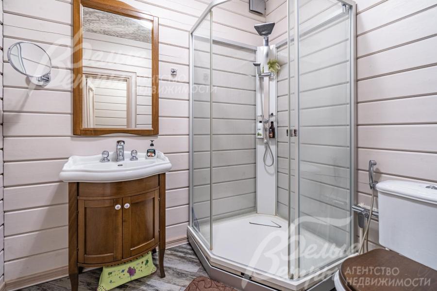 Санузел с душем на первом этаже