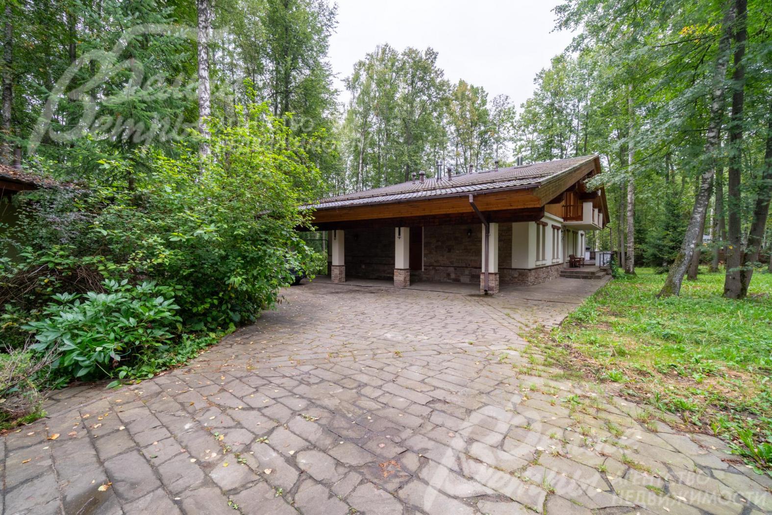 Дорожки к домам выложены плиткой