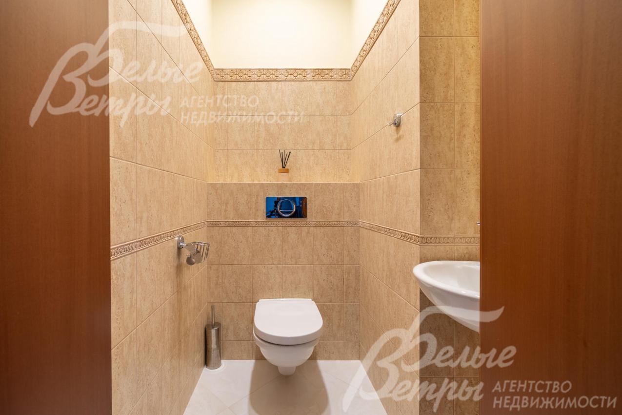 В спа-зоне есть санузел, оформленный плиткой в тёплых бежевых тонах, что гармонирует с древесными оттенками сауны. Также в спа-зоне есть комната отдыха