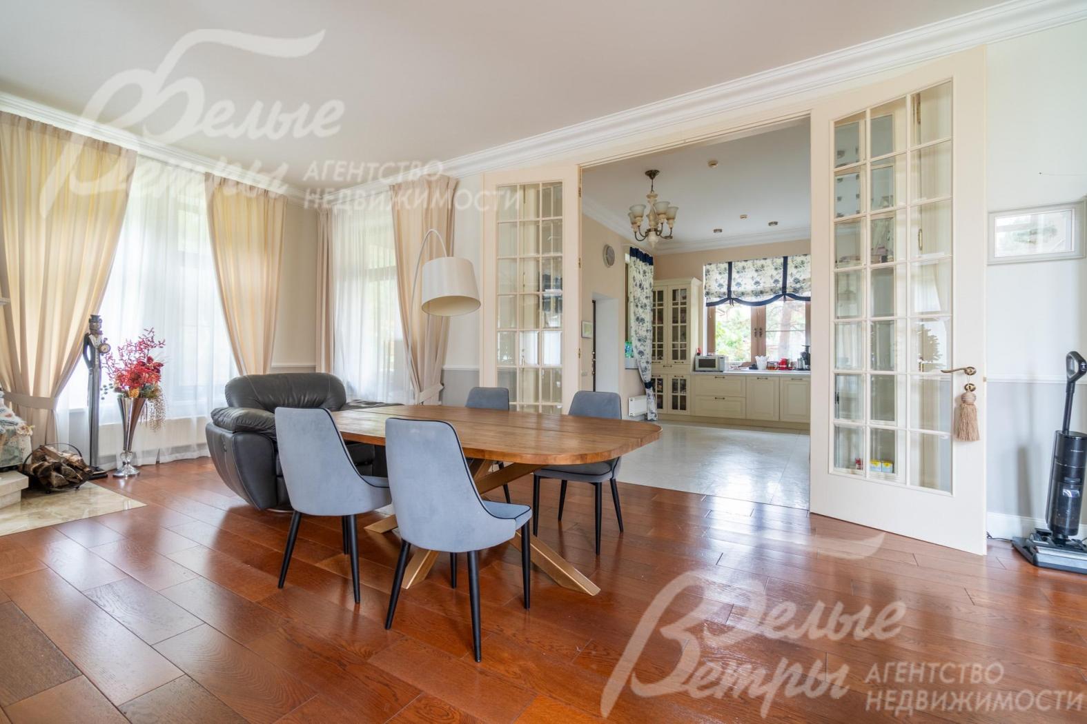 Вход из гостиной на кухню - через портальные двери с элегантным остеклением