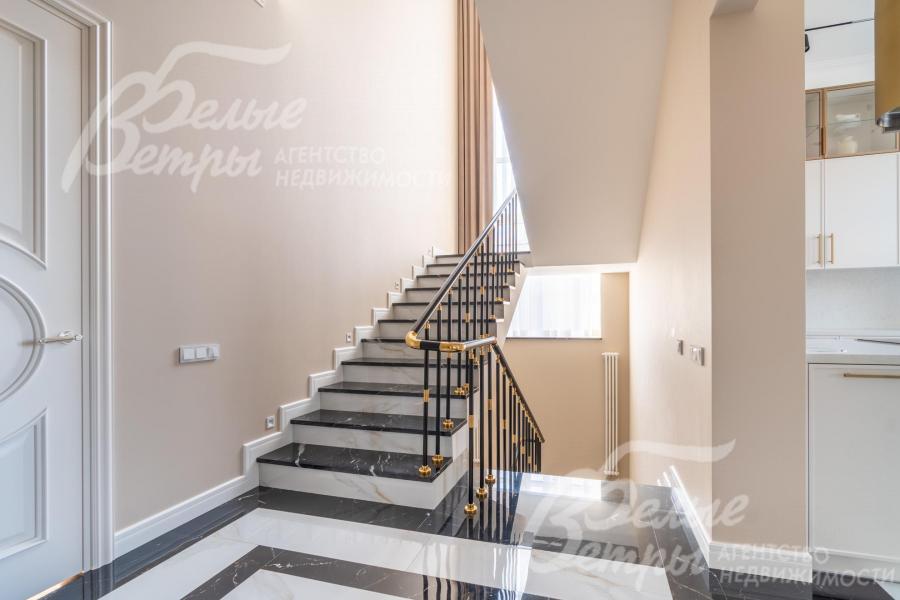 На второй этаж ведёт лестница на бетонном каркасе со ступенями, облицованными мрамором
