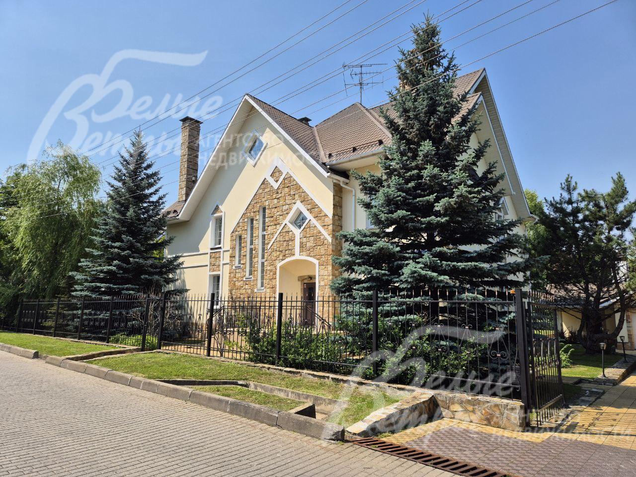 Дом в классическом стиле в строго охраняемом поселке. 