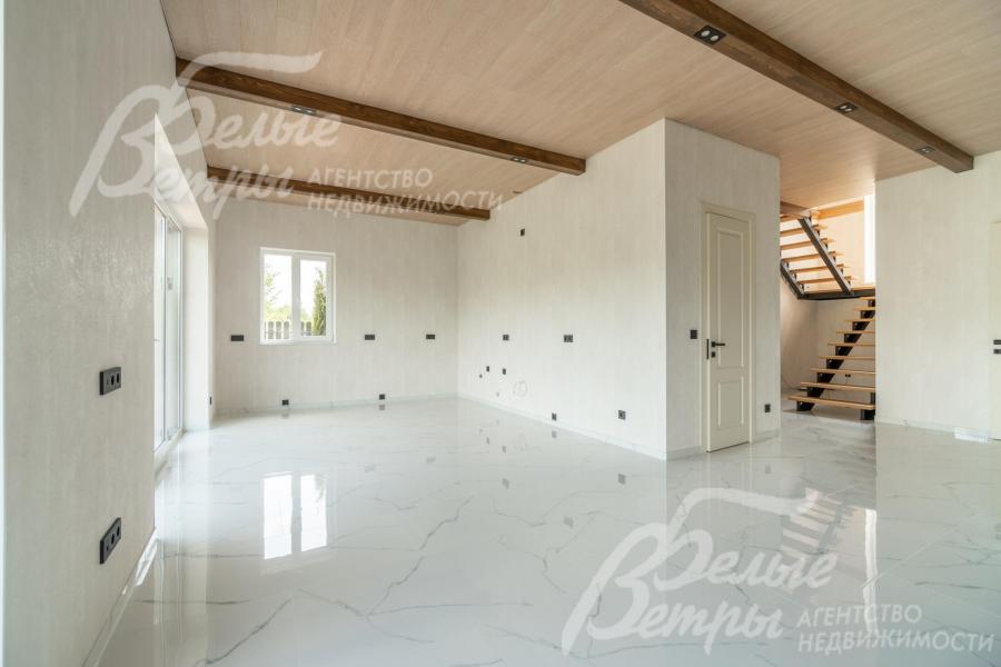 Потолки отделаны ламинатом с фальшбалками и встроенной подсветкой