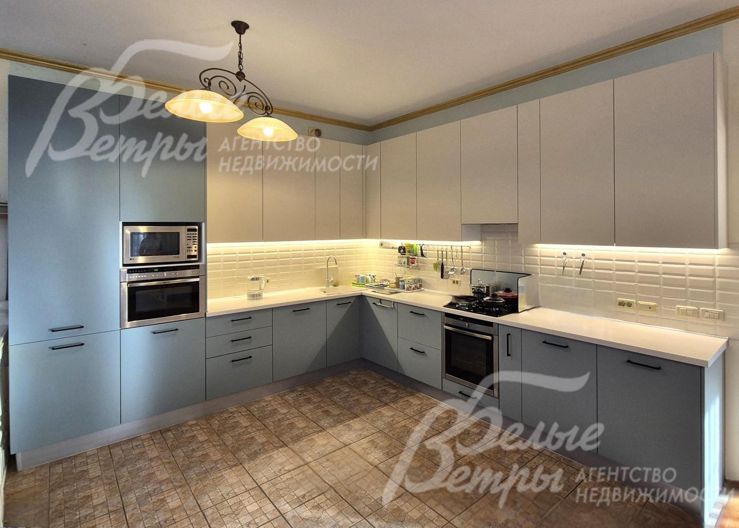 Современная кухня со встроенной техникой