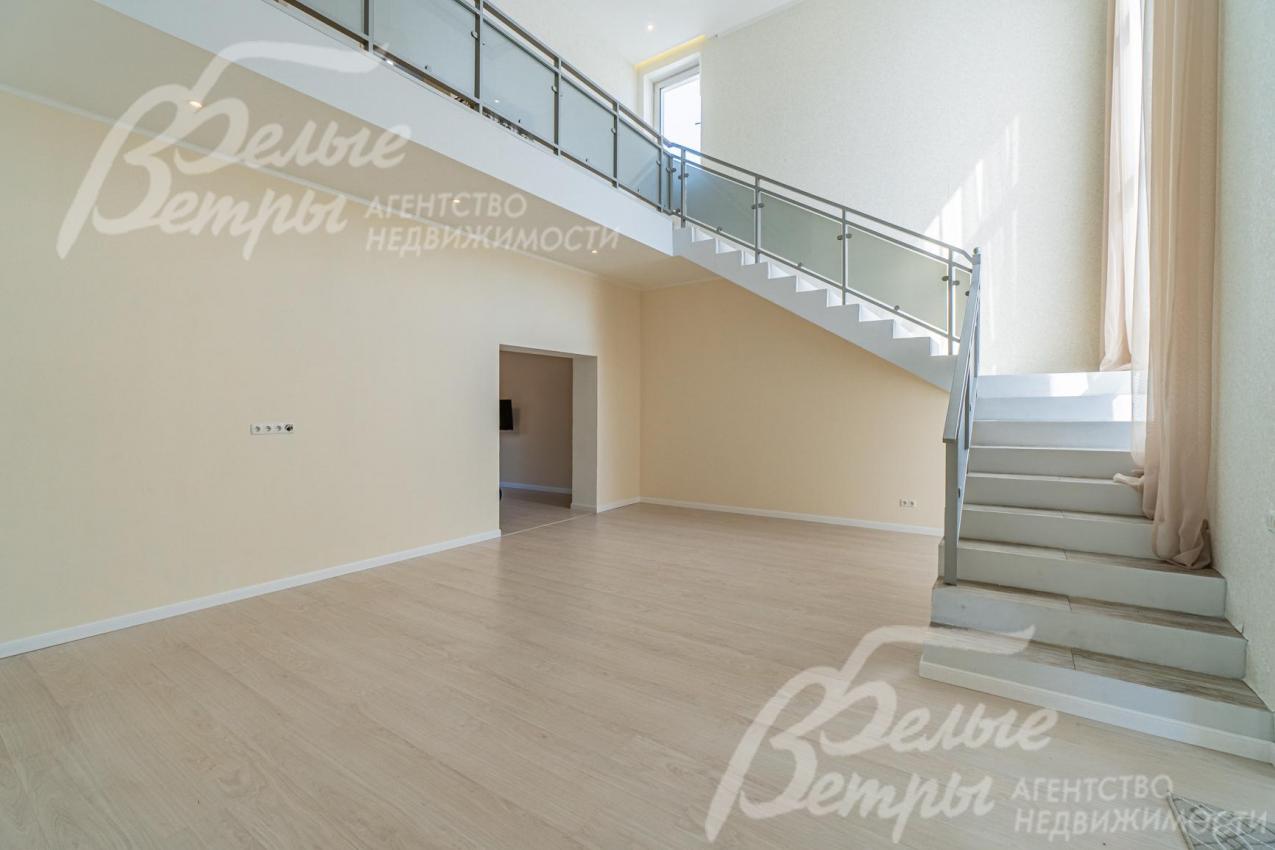 Монолитная широкая лестница, ступени из плитки, ограждение стальное