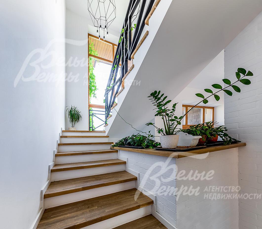 В доме 2 лестницы