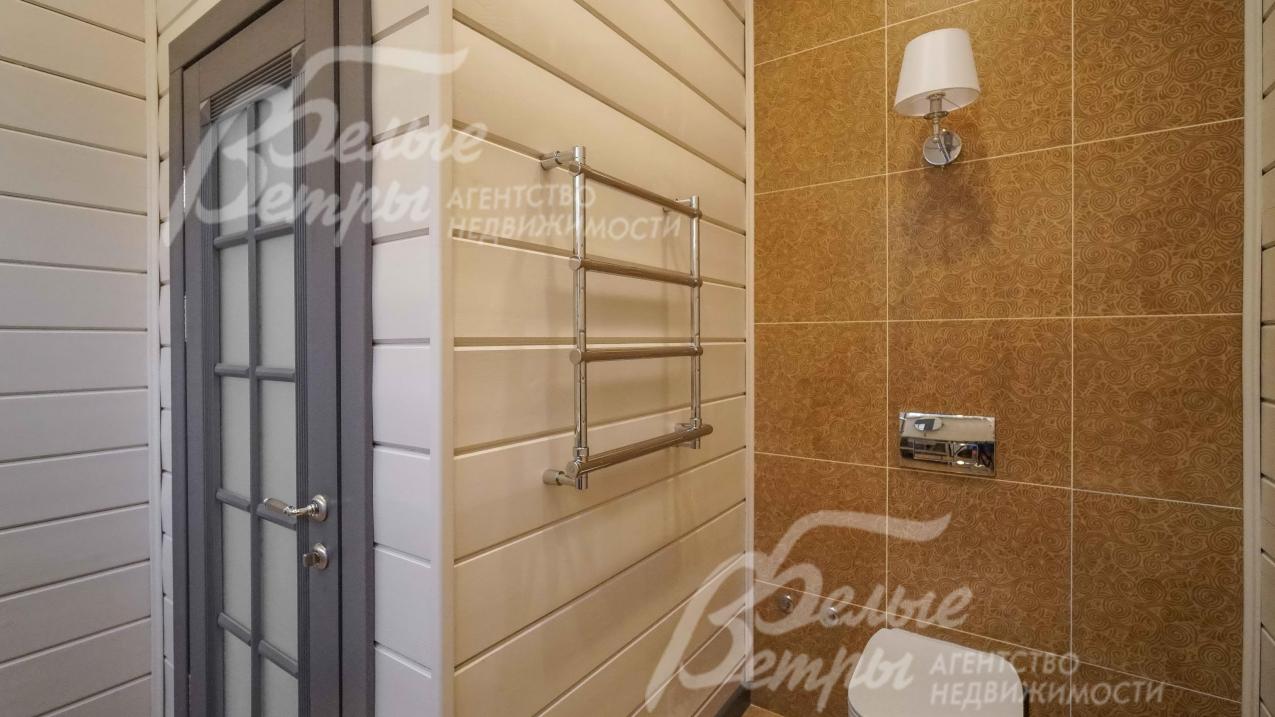 Часть стен в санузлах отделаны плиткой