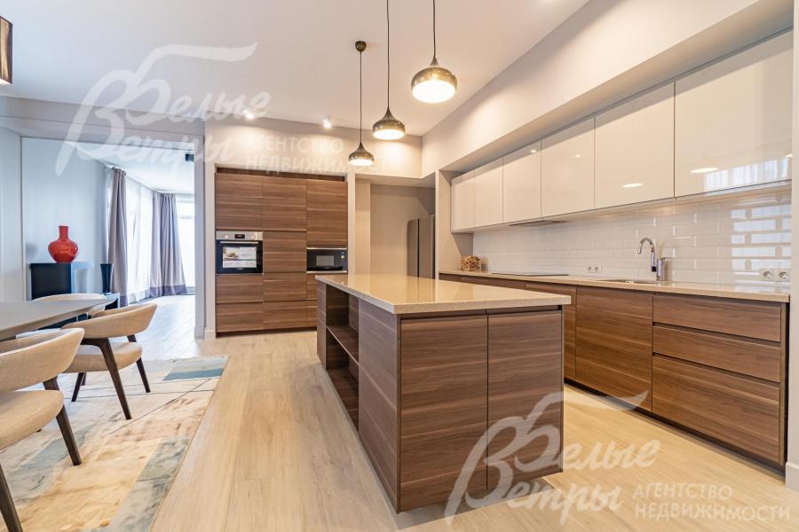 Остров разделяет зоны кухни и столовой.