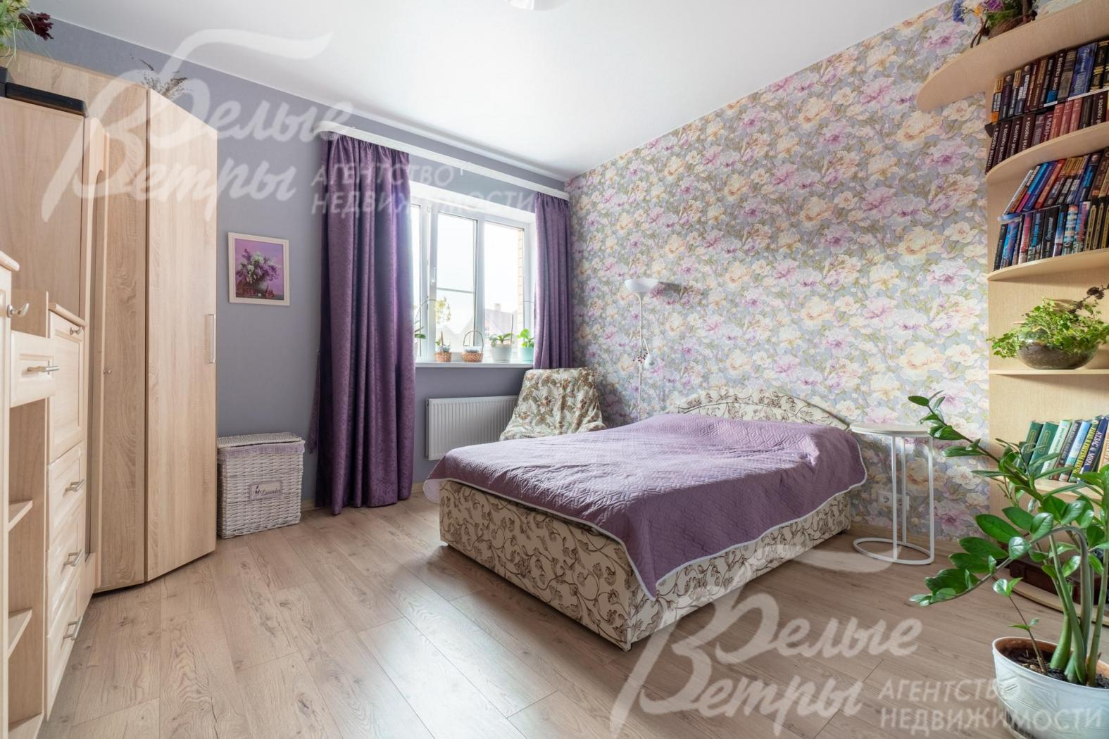 Спальня на первом этаже со спальным гарнитуром