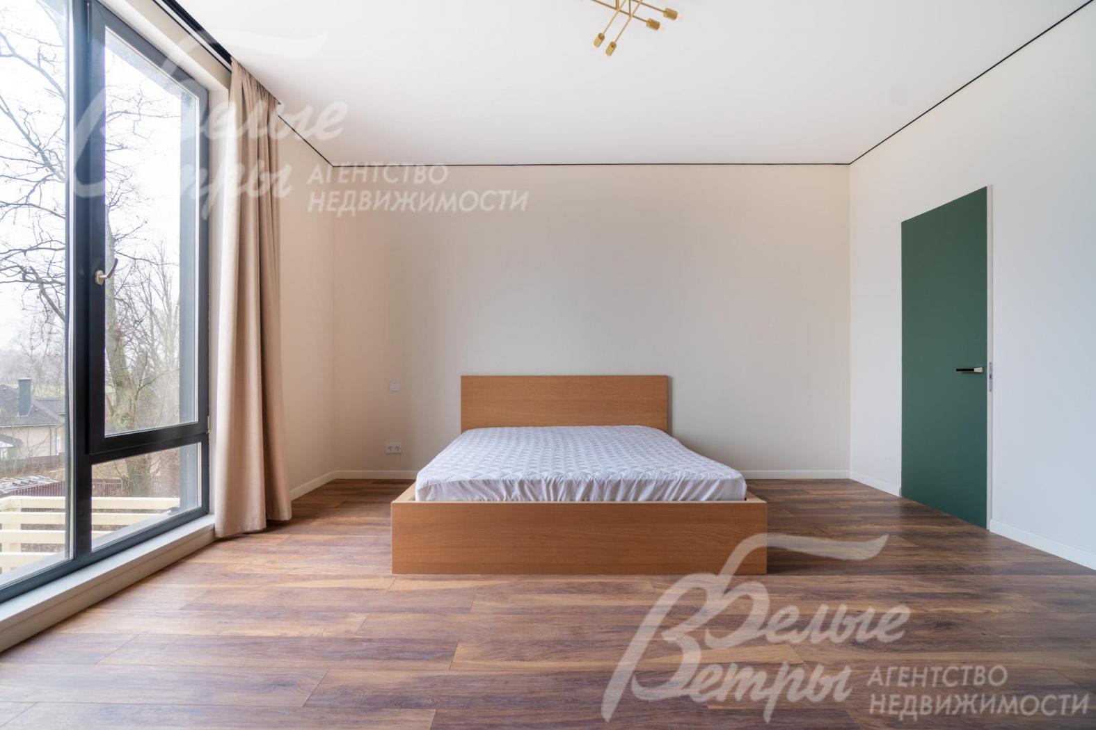 Стены окрашены экологичной краской «Тикурила», на полу - ламинат 34 класса износостойкости