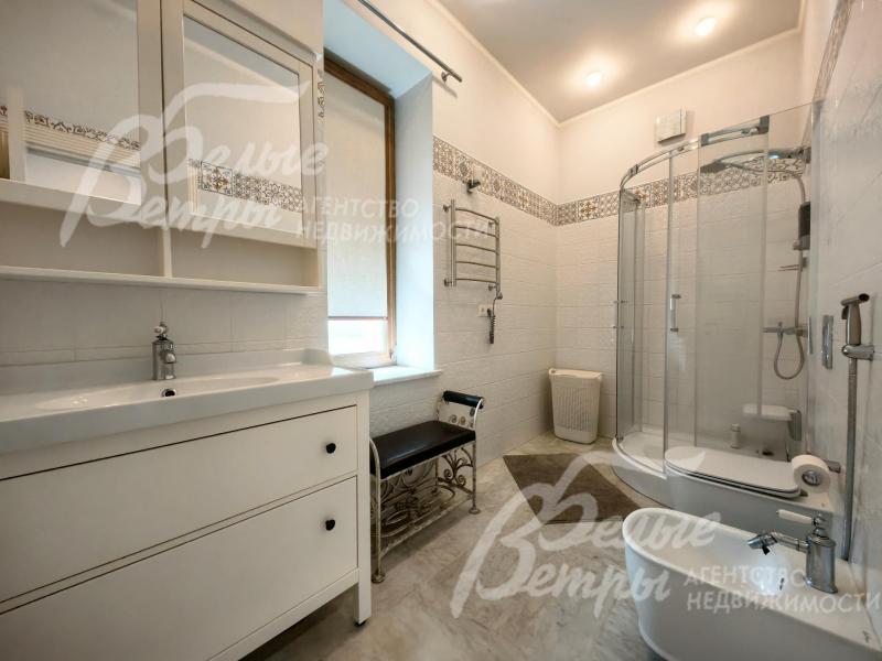 Санузел мастер-спальни с душевой